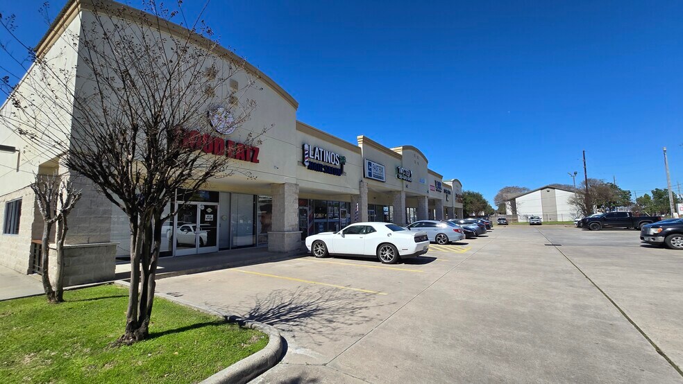 More Photos Of 8805 Jones Rd, Houston Storefront For Lease