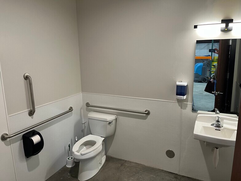 More Photos Of 3801 W Riverbend Ave, Post Falls Office For Lease