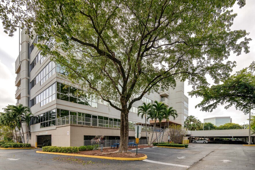 More Photos Of 200 W Cypress Creek Rd, Fort Lauderdale Office For Sale