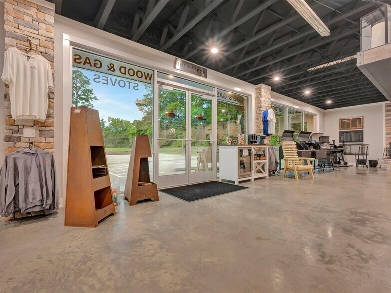 More Photos Of 9343 S US Highway 69, Huntington Showroom For Sale
