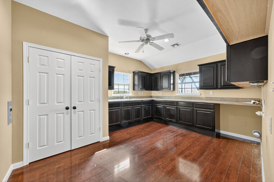 More Photos Of 930 E Blanco Rd, Boerne Showroom For Lease