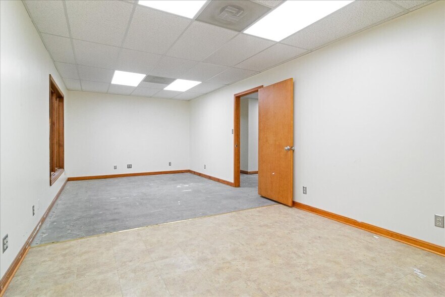 More Photos Of 331 Kimber Ln, Evansville Office For Lease