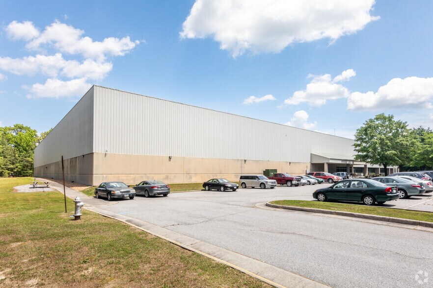 More Photos Of 8001 Greenpine Rd, North Chesterfield Warehouse For Lease