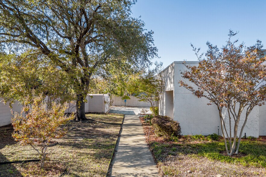 More Photos Of 8363 Meadow Rd, Dallas Office For Sale