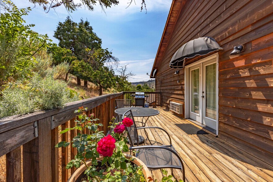 More Photos Of 210 Hartman Ave, Maupin Hotel For Sale