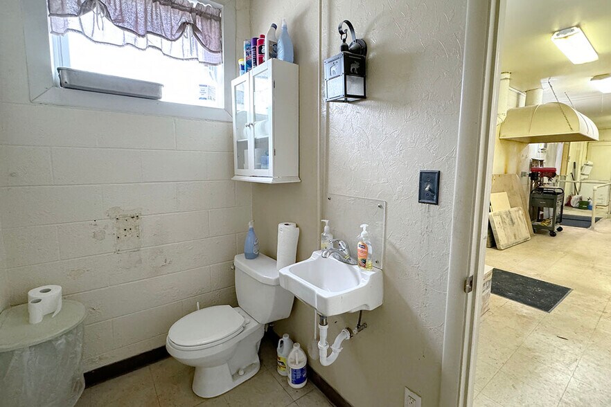 More Photos Of 1801 Wood St, Elkhart Storefront For Sale