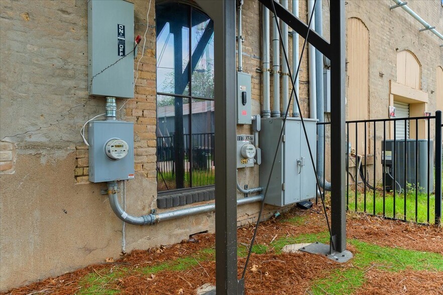 More Photos Of 117 East St, Hutto Loft Creative Space For Sale