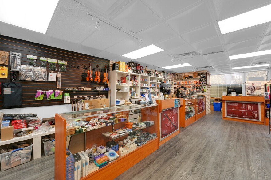 More Photos Of 1333-1335 Johnston Rd, White Rock Storefront For Sale