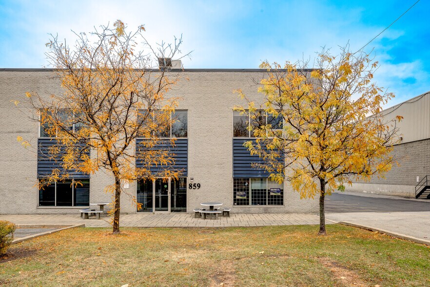 More Photos Of 839-859 Jean-Paul-Vincent, Longueuil Warehouse For Lease