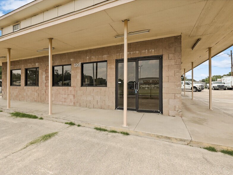 More Photos Of 1201 E Long Ave, Fort Worth General Retail For Sale
