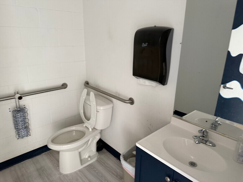 More Photos Of 1215 N Midkiff Rd, Midland Convenience Store For Sale