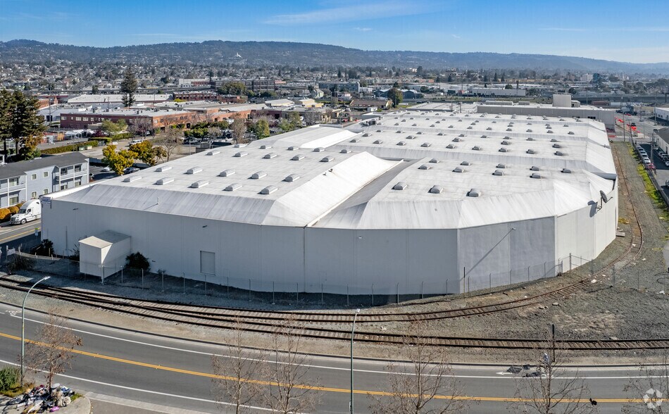 More Photos Of 1905 Dennison St, Oakland Warehouse For Lease