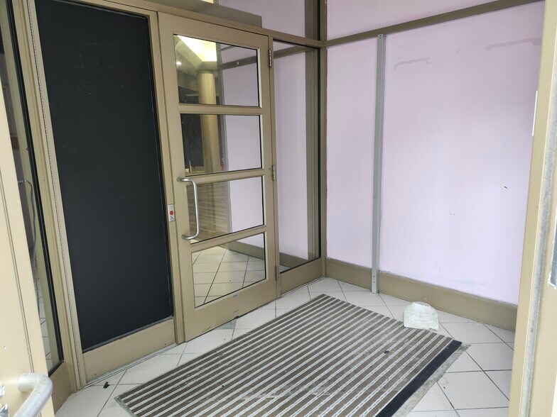 More Photos Of 4365 Queen St, Niagara Falls Storefront Retail Office For Lease