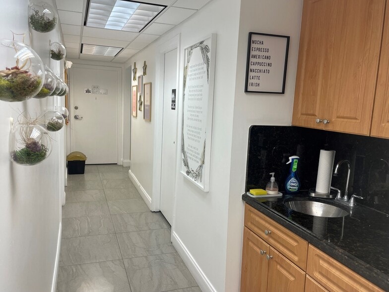 More Photos Of 100 NE 15th St, Homestead Office For Lease