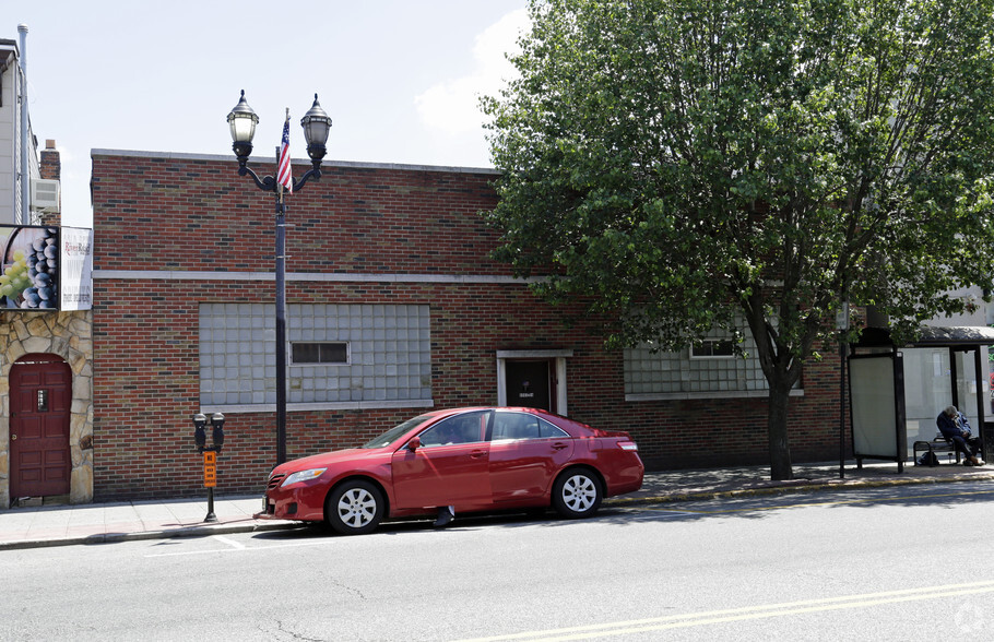 Primary Photo Of 6902 Bergenline Ave, Guttenberg Showroom For Lease