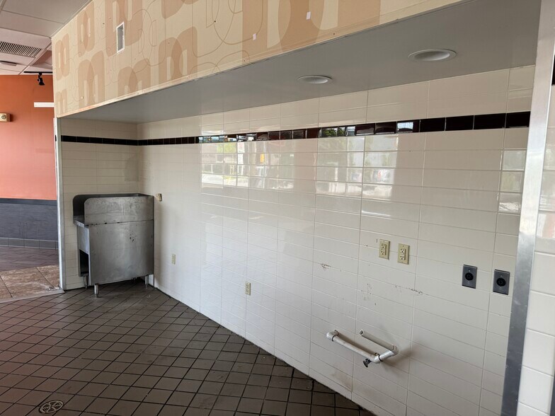 More Photos Of 855 S Broadway, Wind Gap General Retail For Lease