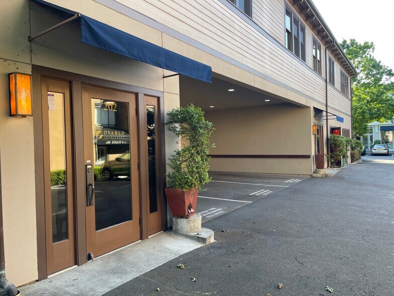 More Photos Of 402 Railroad Ave, Danville Storefront Retail Office For Lease