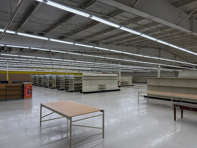 More Photos Of 1407 38th St, Peru Freestanding For Sale