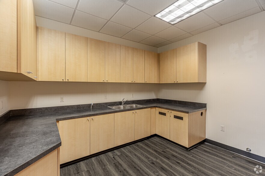 More Photos Of 9655 Granite Ridge Dr, San Diego Unknown For Lease