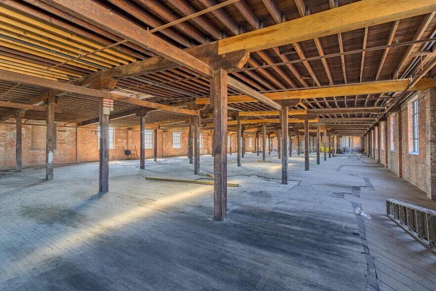 More Photos Of 2103 Lyons Ave, Houston Freestanding For Lease