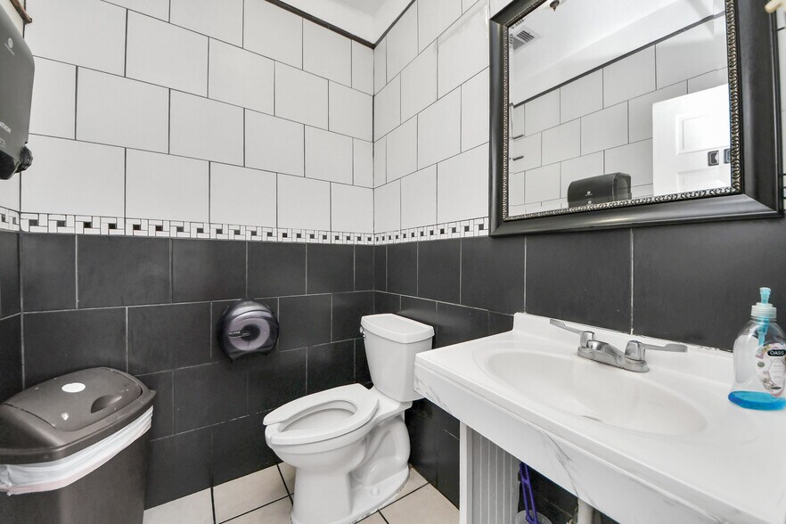 More Photos Of 7626 Clarewood Dr, Houston Restaurant For Sale