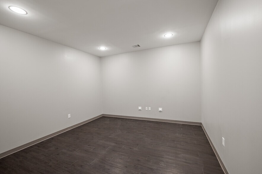 More Photos Of 20115 Stuebner Airline Rd, Spring Airplane Hangar For Lease