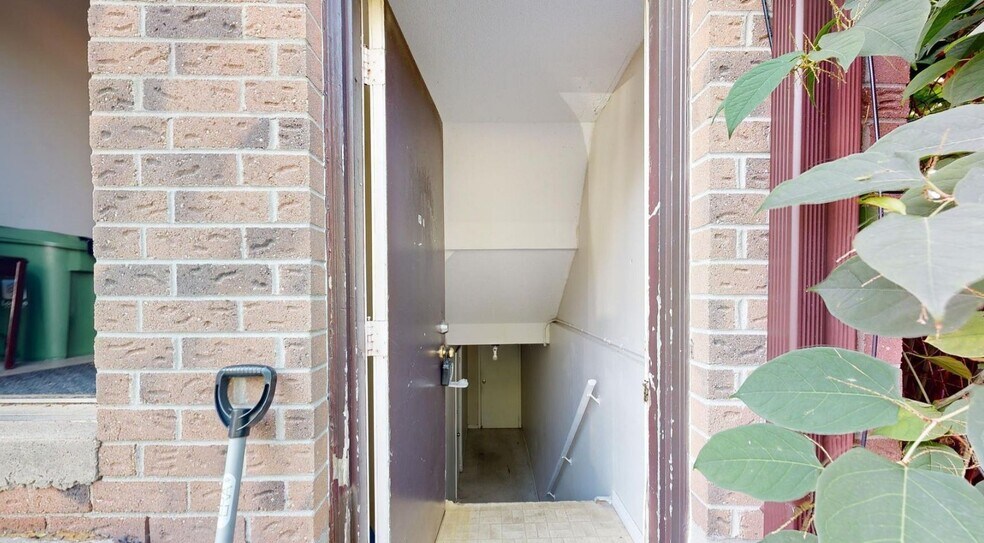 More Photos Of 184 Simcoe St, London Apartments For Sale