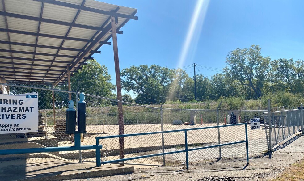 More Photos Of 1139 Fort Worth Dr, Denton Warehouse For Lease