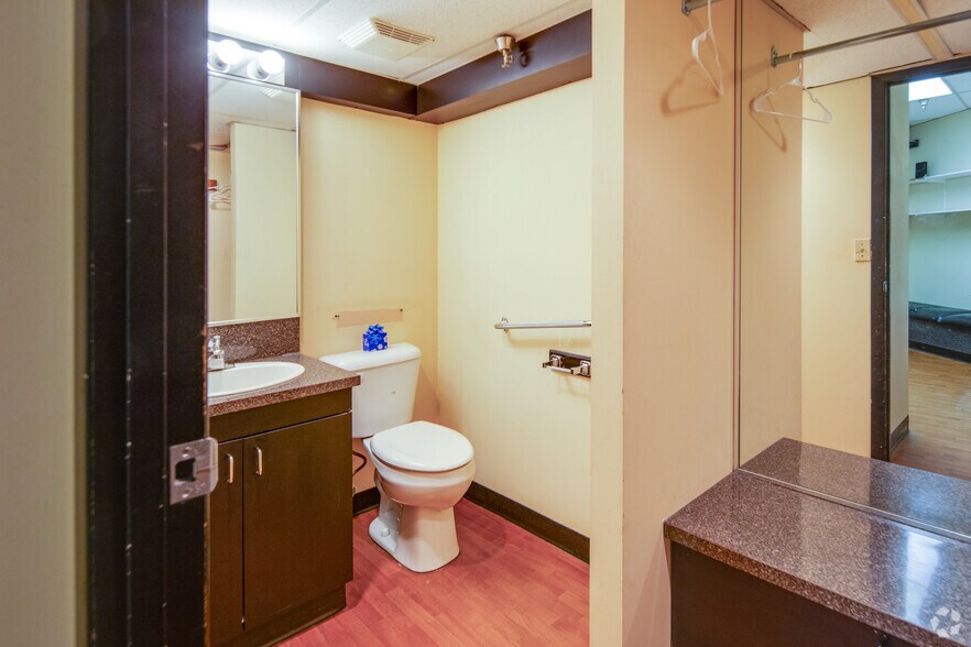 More Photos Of 1601-1715 152 St, Surrey Storefront Retail Office For Lease