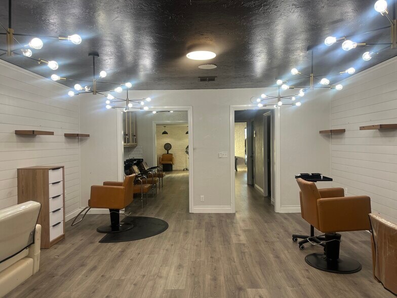 More Photos Of 911 E MacArthur St, Shawnee Showroom For Lease