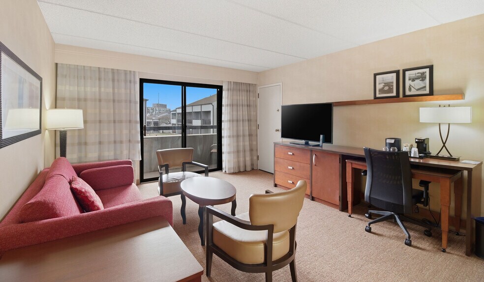 More Photos Of 100 West Algonquin Rd, Arlington Heights Hotel For Sale