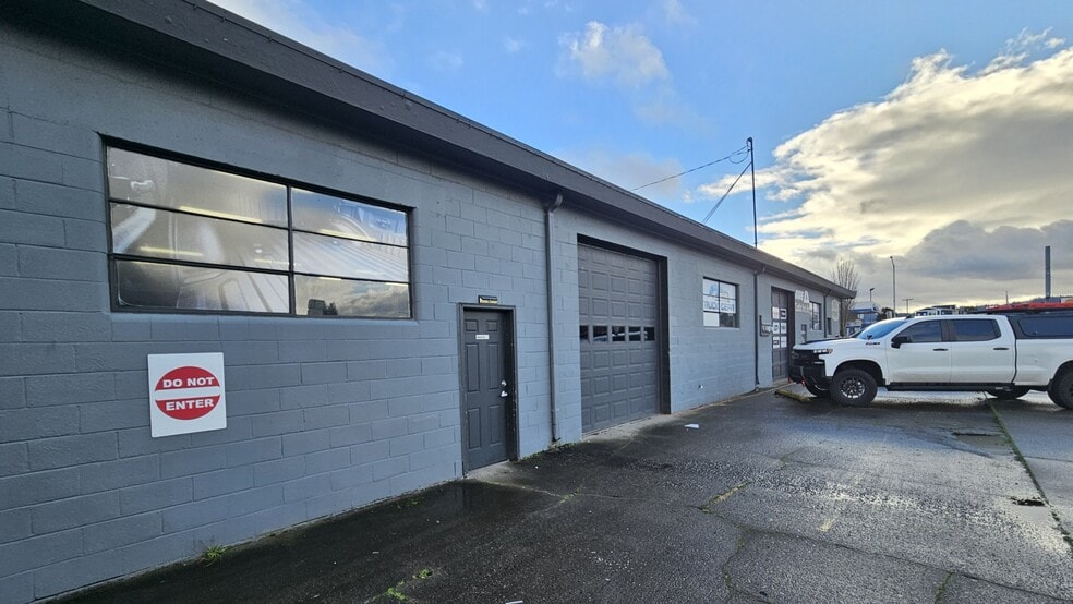 More Photos Of 1406 Tennant Way, Longview Freestanding For Sale