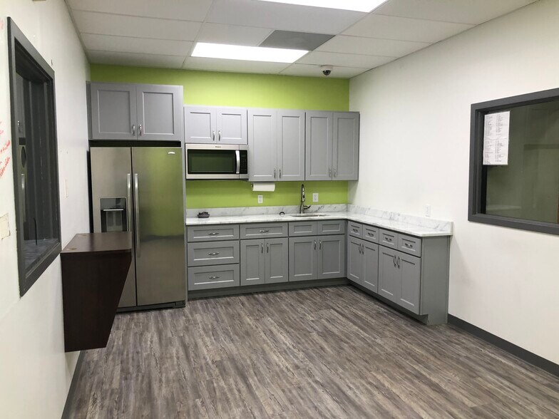 More Photos Of 1384 Remount Rd, Charleston Manufacturing For Lease