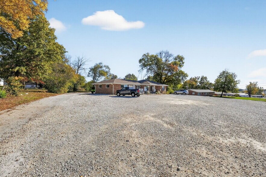 More Photos Of 302 S Lincoln Dr, Troy Office For Sale