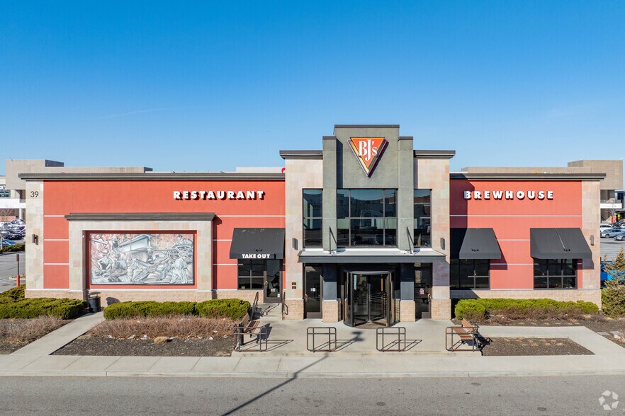 More Photos Of 750 W Sunrise Hwy, Valley Stream General Retail For Lease