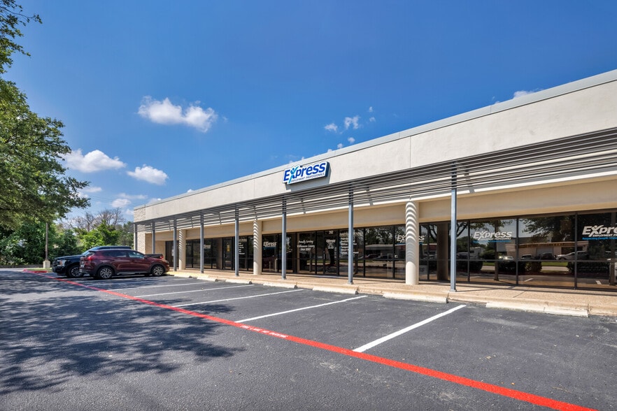 More Photos Of 2000 N Mays St, Round Rock Freestanding For Lease