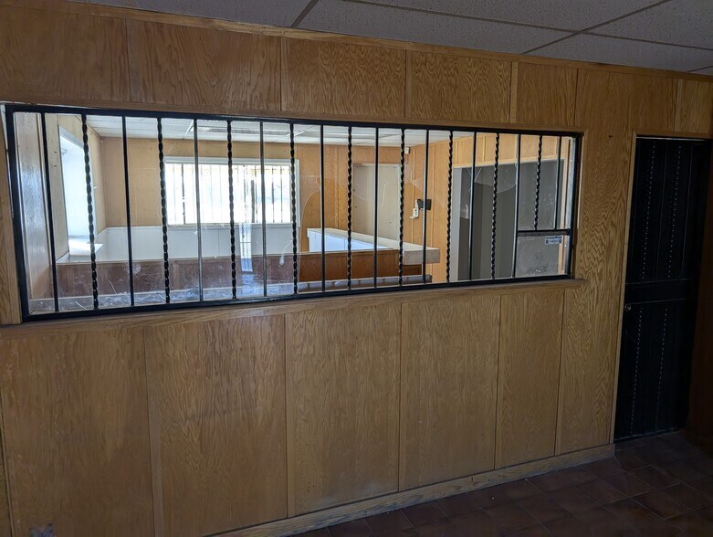 More Photos Of 266 Horizon Blvd, Socorro Warehouse For Lease