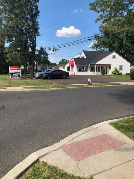 More Photos Of 1 Plumbridge Dr, Levittown Office Residential For Sale