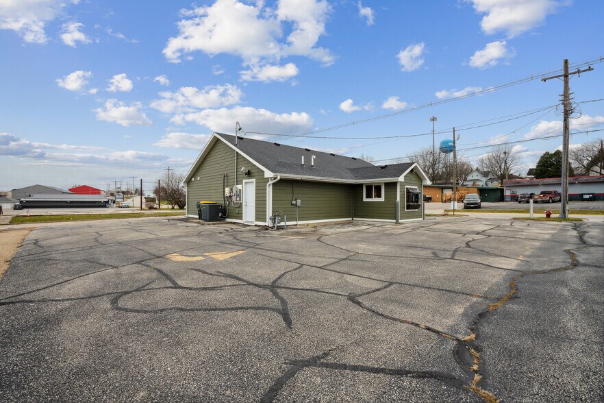 More Photos Of 606 Rossville Rd, Waukon Restaurant For Sale