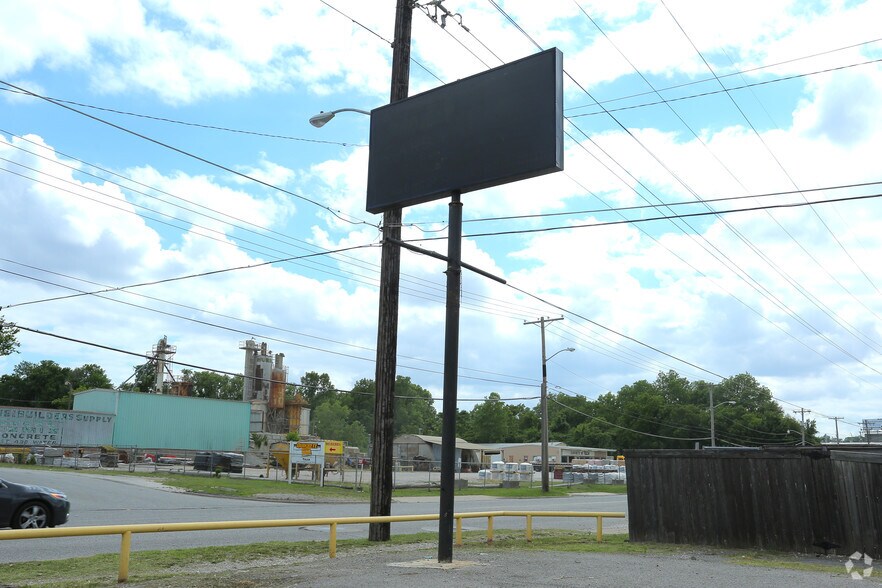 More Photos Of 6305-A-6305-B E 11th St, Tulsa Auto Dealership For Lease
