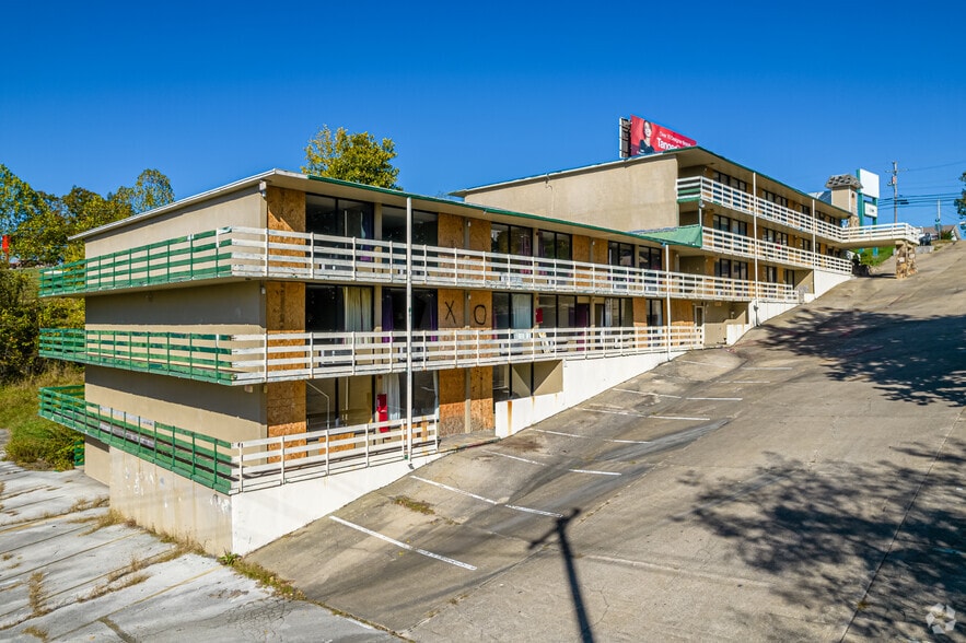 More Photos Of 1900 W 76 Country Blvd, Branson Hotel For Sale