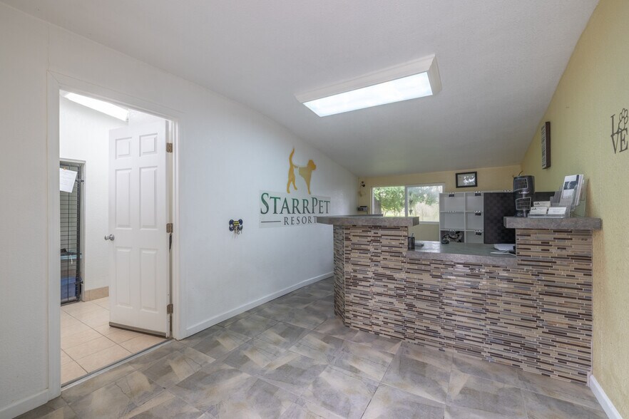 More Photos Of 7050 Starr Rd, Windsor Veterinarian Kennel For Sale