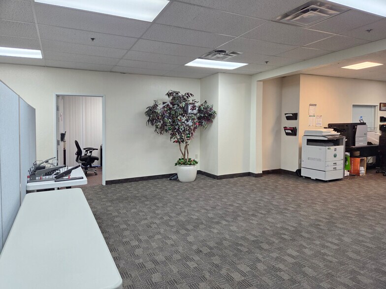 More Photos Of 1929 W Lone Cactus Dr, Phoenix Light Distribution For Lease