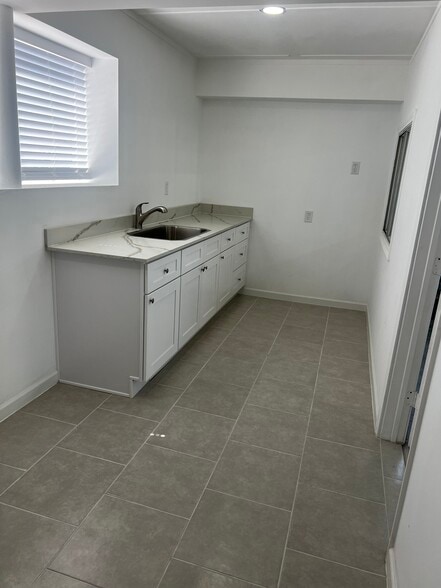 More Photos Of 6827 La Paseo St, Houston Warehouse For Lease