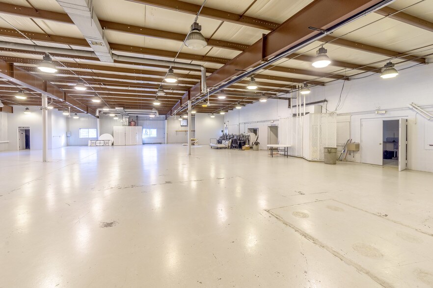 More Photos Of 6886 Wishart St, Huntsville Light Distribution For Lease