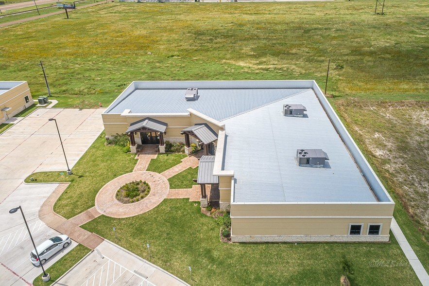 More Photos Of 106 Springwood Dr, Victoria Medical For Sale