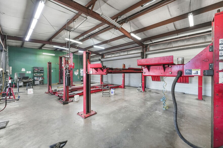 More Photos Of 502 Washington St, South Houston Warehouse For Sale