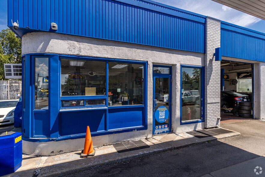 More Photos Of 295 Av Dorval, Dorval General Retail For Sale