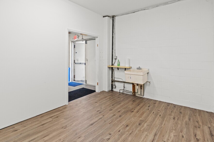 More Photos Of 42 Herb Hill Rd, Glen Cove Flex For Lease