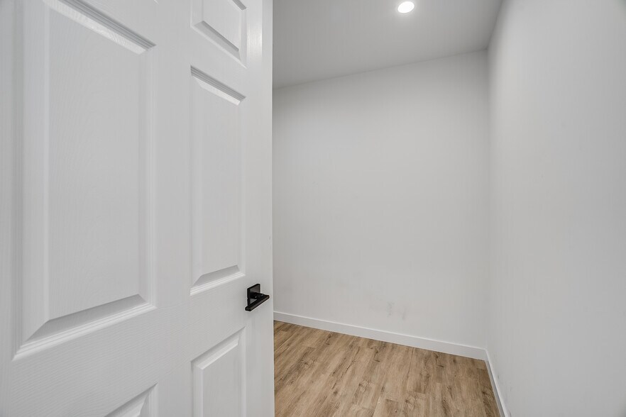 More Photos Of 7008 Encino Ave, Van Nuys Apartments For Sale